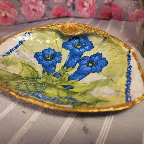DECOUPAGE CLAM SHELL DECOUPAGE BLUE FLOWERS ON A CLAM SHELL TRINKET DISH - Picture 7 of 11